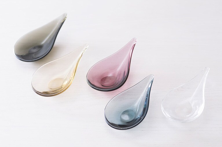 「シズク プレート」左からカーボン、タン、ワインレッド、インディゴブルー、クリアー 各2,000円。