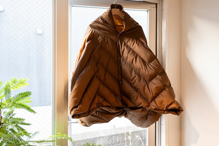 ライトダウンキルトブランケット（ブラウン）41,800円／Y(dot)BY Nordisk