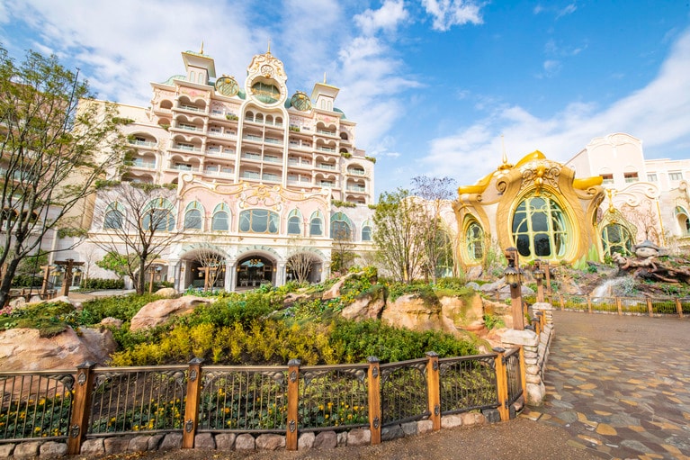 東京ディズニーシー内から見たファンタジースプリングスホテル。こちらはグランドシャトー側。　©Disney