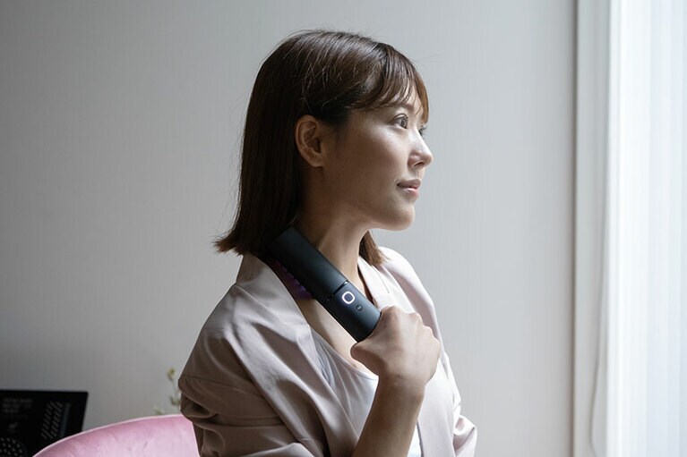 広報の渡邊さん。「デコルテまわりは、小回りのきくフェイスアタッチメントが当てやすいです」