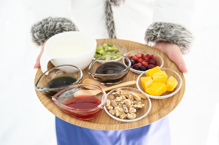 「氷のSweets Shop」でつくるジェラートには、好きなフルーツやナッツをトッピング。