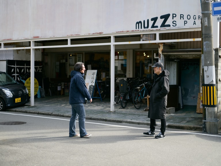 二人は70代と50代の青年。年の離れた兄弟のよう。