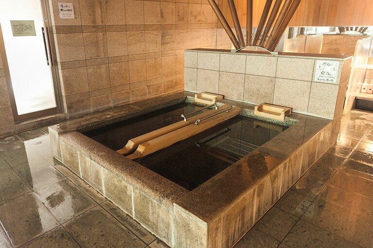 ゆったりと寛げる寝湯。お湯のベッドで眠っているみたい！