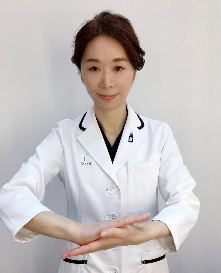 手のひらを合わせたまま、右手と左手が逆向きになるようにスライドさせたのちに……