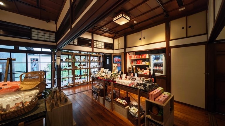 日本家屋の鴨居や欄間、襖なども残されています。