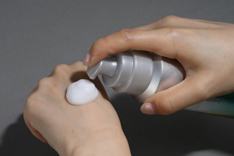 よく振ってから、容器の頭部を上にして適量（直径3cm）を手に出す。