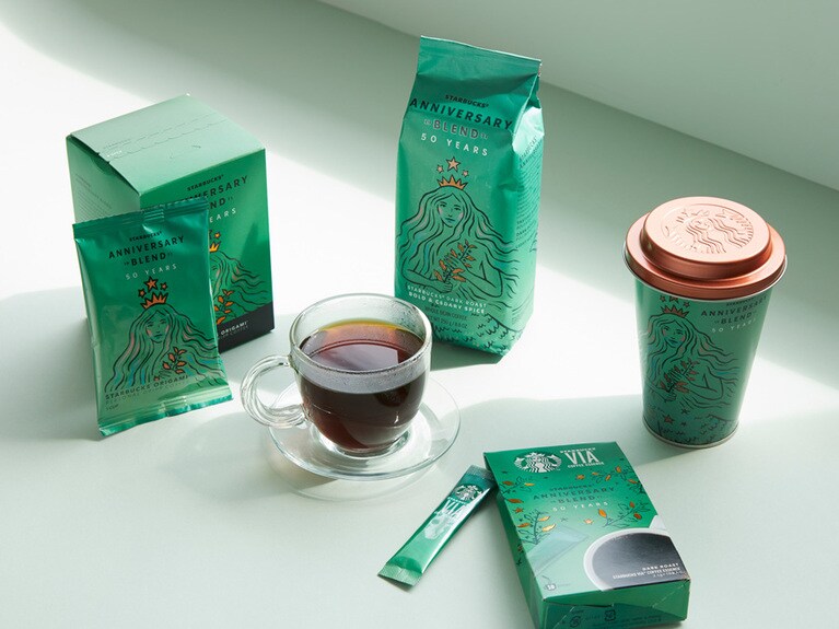 左から時計回りで：「スターバックス オリガミ パーソナル ドリップ コーヒーアニバーサリーブレンド」6袋入り 900円、「スターバックス アニバーサリー ブレンド」250g 1,520円、「スターバックス ヴィア コーヒーエッセンス アニバーサリーブレンド 15本入り」1,680円、「スターバックス ヴィア コーヒーエッセンス アニバーサリーブレンド 10本入り」1,120円(無くなり次第終了)。