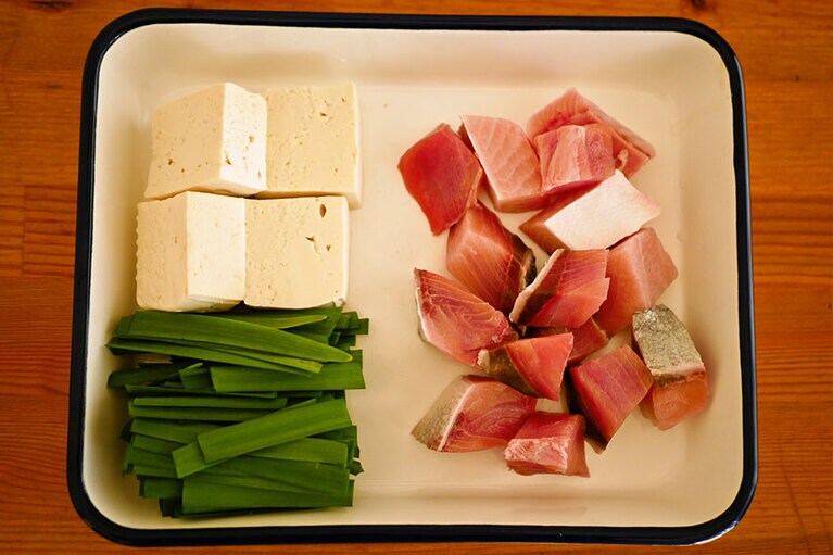 材料(2人前)。ブリ：2切れ、ニラ：40～50g(半束程度)、豆腐：半丁(水切りをしておく)、「A」酒：大さじ3 、みりん：大さじ3、醤油：大さじ4、砂糖：大さじ1