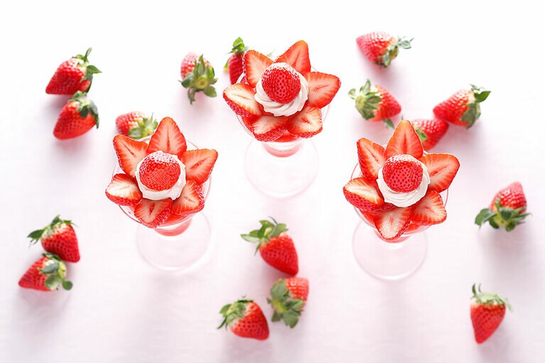 目にも華やかな、春めく苺フェアが開催中。生産地以外にはなかなか出回らない品種の苺、3種が味わえるのはこの期間だけ。