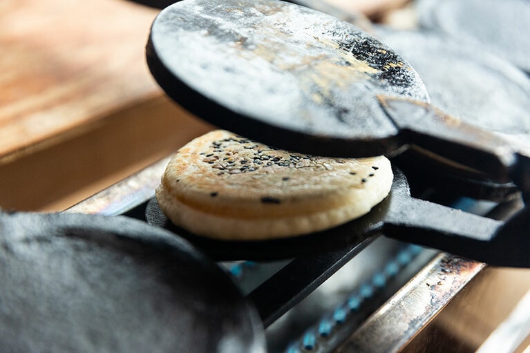 南部鉄器製の焼き型は、昔は一家に一台あったとか。©安彦幸枝