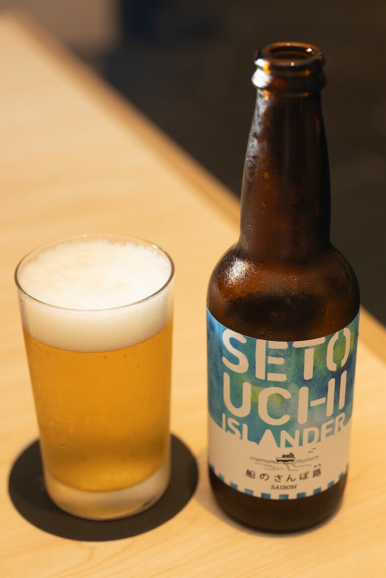 オリジナルクラフトビール「船のさんぽ路」790円。ほかに、ブルーの色彩鮮やかなバタフライエールの「瀬戸彩パレット」800円なども揃う。※コースには含まれません。