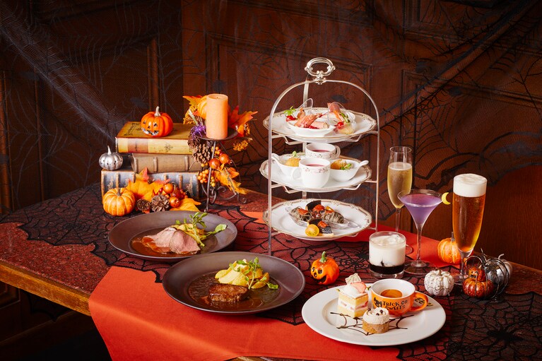 「ロイヤルスコッツ」の「ハロウィントワイライトアフタヌーンティー」２名分のイメージ。1名10,000円（税・サ込）。2名より要予約（１日14名限定）。