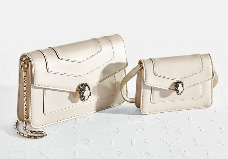 「セルペンティ」ヴァーニッシュカーフ、ホワイトアゲート。左から、バッグ 180,000円、クロスボディミニバッグ 75,000円。