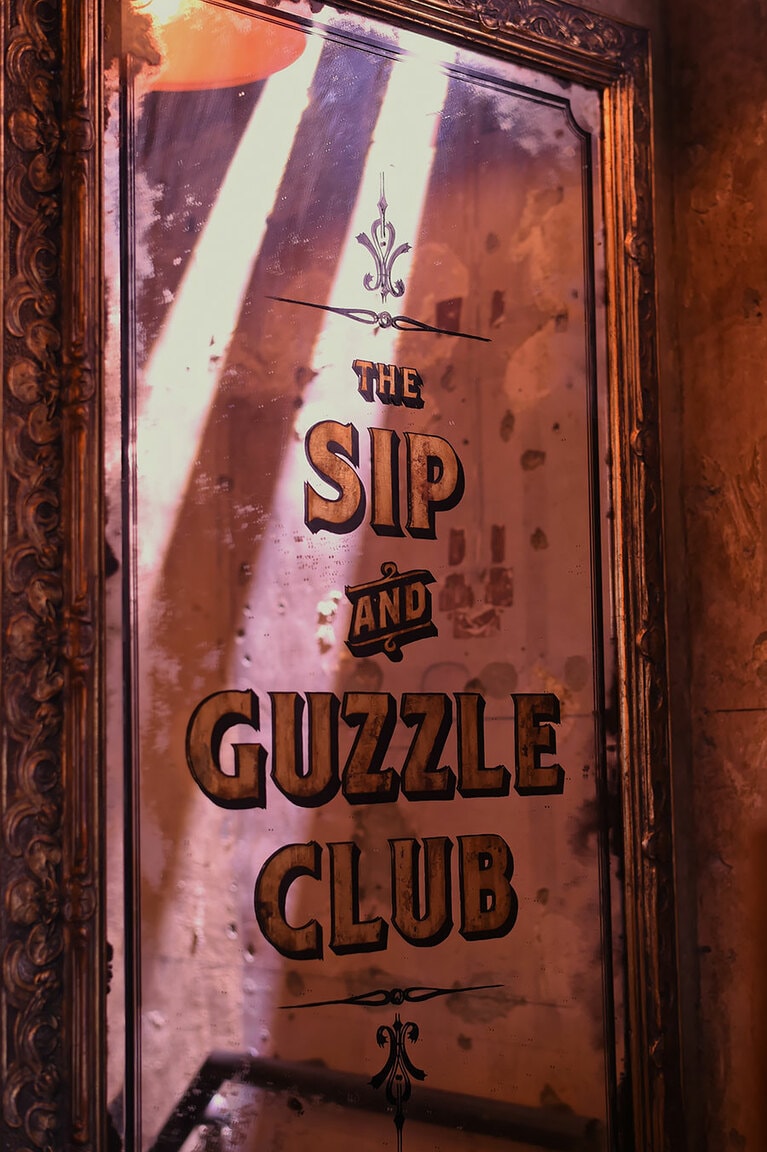 階段に飾られる古い鏡は、後閑氏の実家にあったもの。