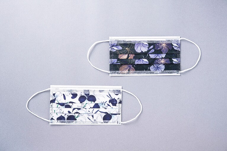 JIUJIU「花卉蕾絲醫療款」上・愛麗絲之境(アイリス)、下・布蘭卡天空(ブランカ)各5枚入り 日本発売価格 各548円(税込)／OCTAVO　jiujiu-jp.com