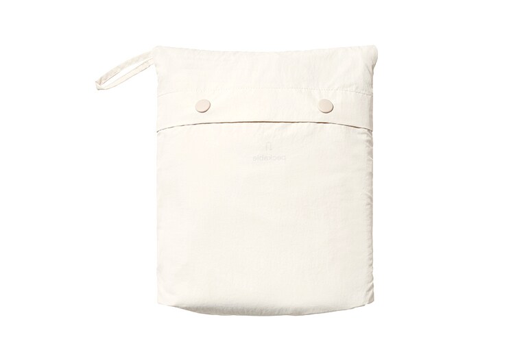 ポケッタブルロングコートに付く収納ケース。