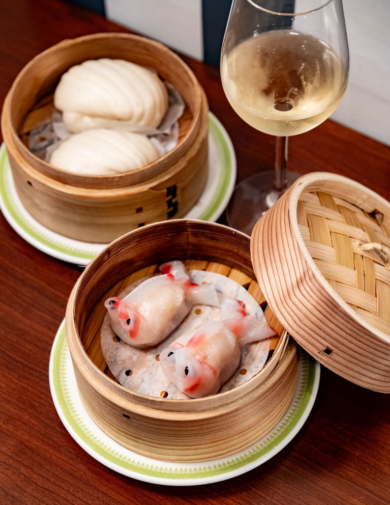 手作りのため、金魚の柄の出方は一匹ごとに違うそう。白ワイン（グラス800円～）などと一緒に。