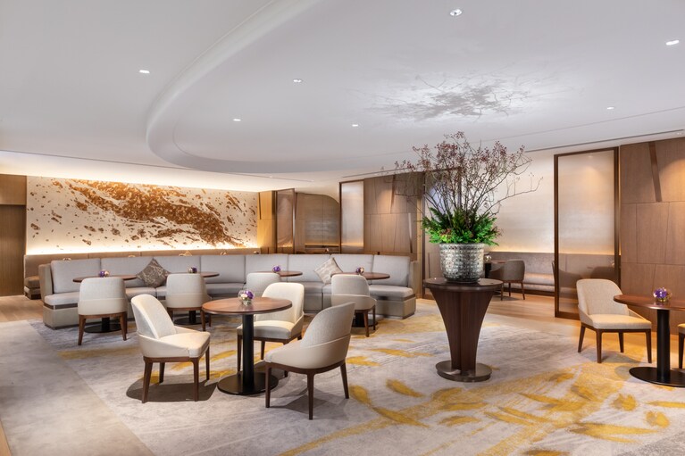 ホテル2階のティーラウンジ「メイフェア」は、和紙で川の流れを表現した壁紙や風の流れを感じる曲線が美しいアートを散りばめたエレガントな空間。