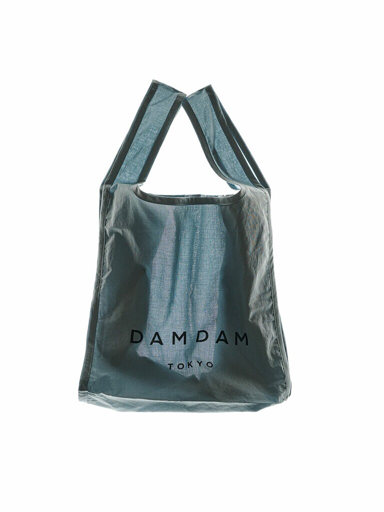 エコバッグは新登場のアイテム。ブランドカラーの青を基調としたサステナブルなエコバッグ。