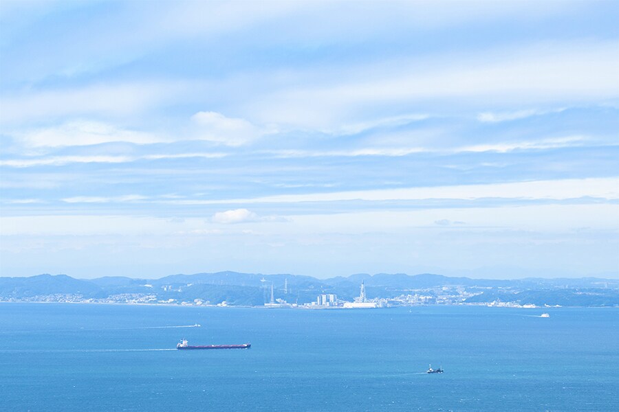 鋸山の展望台からの眺め。海の向こうに三浦半島を一望できます。
