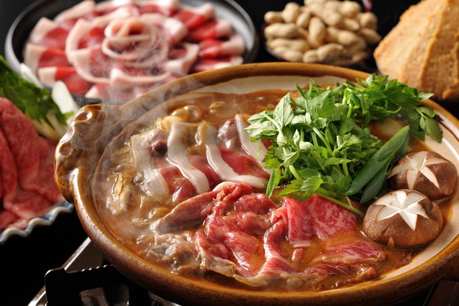 里山のジビエ、猪肉の鍋など、季節の鍋会席も美味。