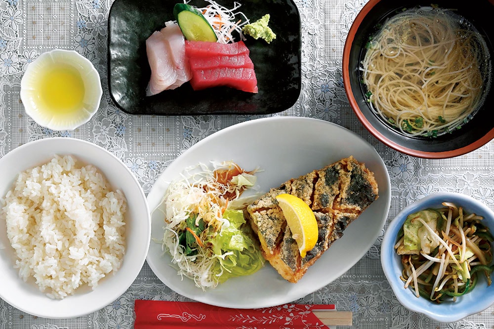 豪快なハマユウ荘の朝定食。ナワキリ(写真中央下)と刺身でごはんが進み、お腹いっぱい！