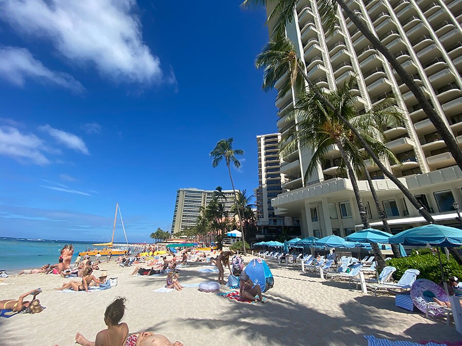 日差しのまぶしいワイキキビーチ。「ただいま、ハワイ」と挨拶したい気分になります。