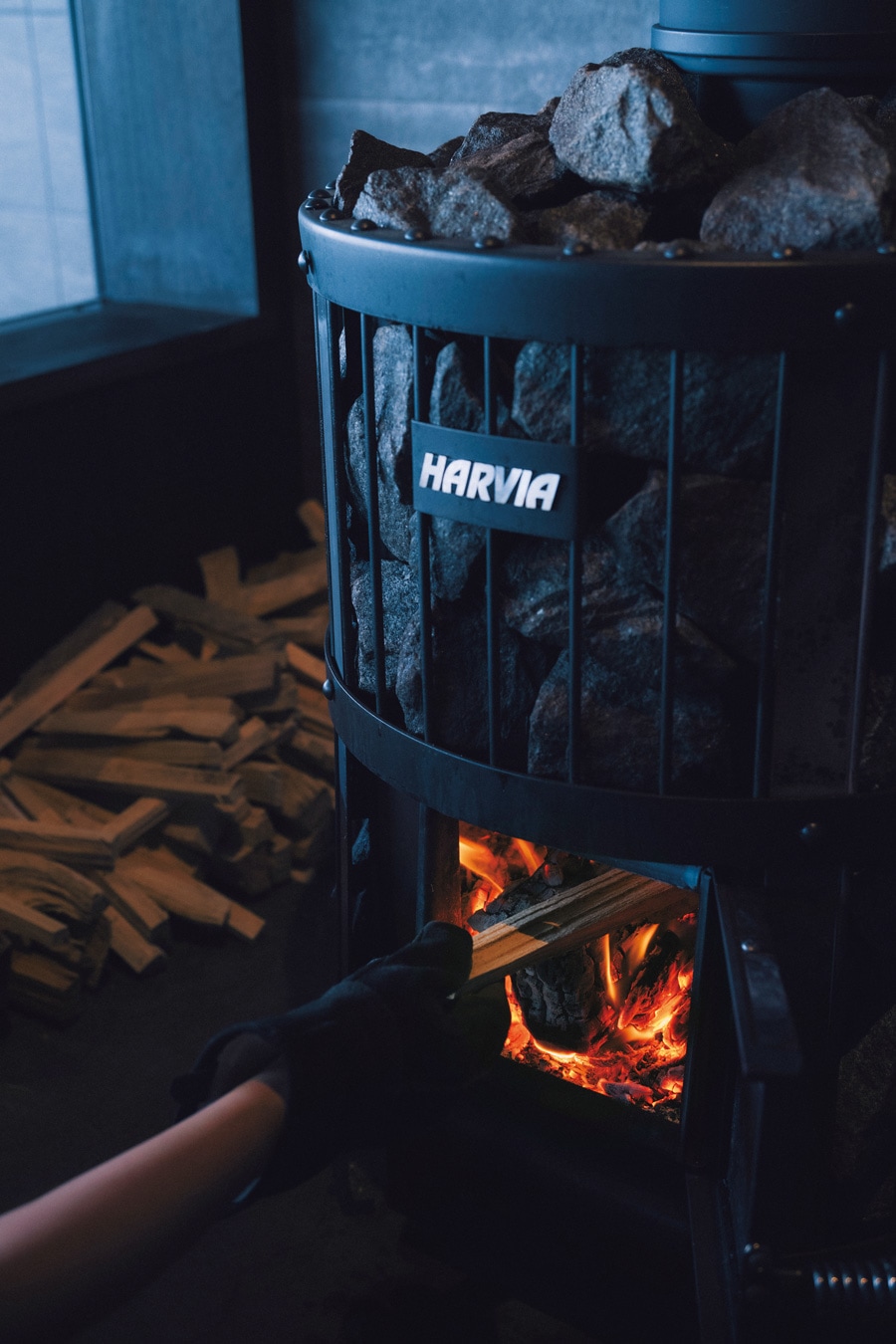 宿に配されていることが珍しい薪サウナはフィンランド製。ゲスト自ら薪をくべることもでき、炎のゆらぎに癒される安らぎの時間が待つ。（一 能登島　石川）