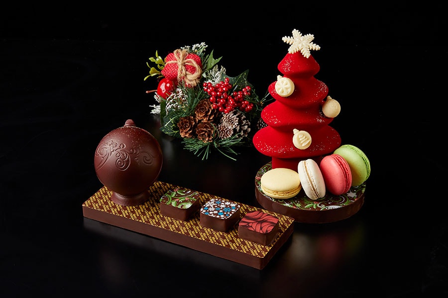 ザ・リッツ・カールトン東京（画像左）「クリスマスオーナメント チョコレートフィギュア」（21cmx8cm、高さ10cm／5,500円）、（画像右）「クリスマスツリーチョコレートフィギュア」（14cmx13cm、高さ19cm／6,000円）。