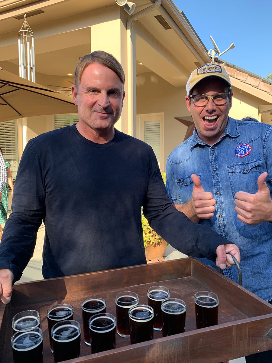 「キャンポス・ブラザーズ社」のオーナーのスティーブン・キャンポスさん(左)と、アーモンドビールを持ってきてくださった「559 BEER」のオーナーのレット・ウィリアムズさん。