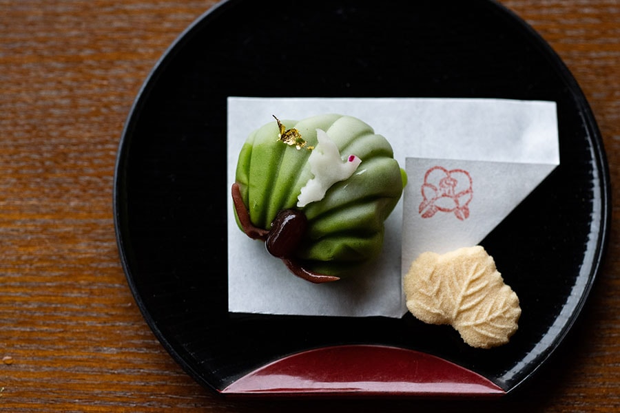 金箔が添えられた和菓子、若松。