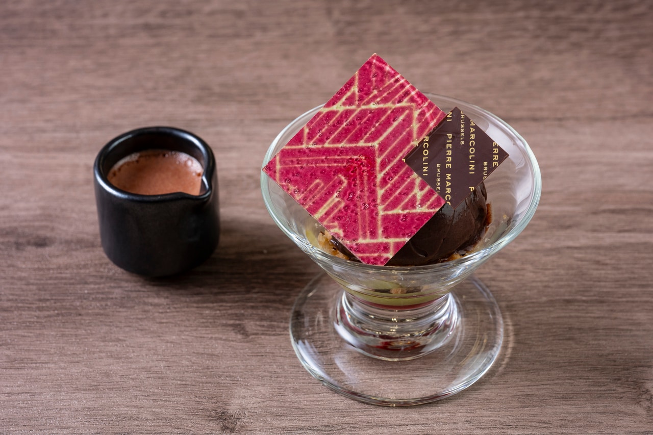 「ピエール マルコリーニ」のオリジナルクーベルチュールを利用した限定フレーバーの濃厚なチョコレートアイスクリームの味わいが楽しめる「クリスマスパフェ」。