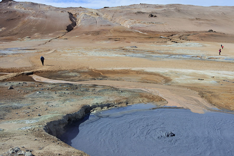 まるで火星のように、生命を感じさせない大地が広がる。灰色の泥沼からは気泡がぶくぶく。