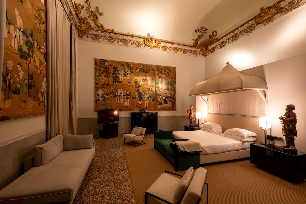 18世紀後半のシノワズリーを彷彿とさせるスイートルーム“ロリエンテ”。天井を飾るトリトン像はステファノ・ドゥラッツォがガレー船団艦隊長だったことを象徴している。