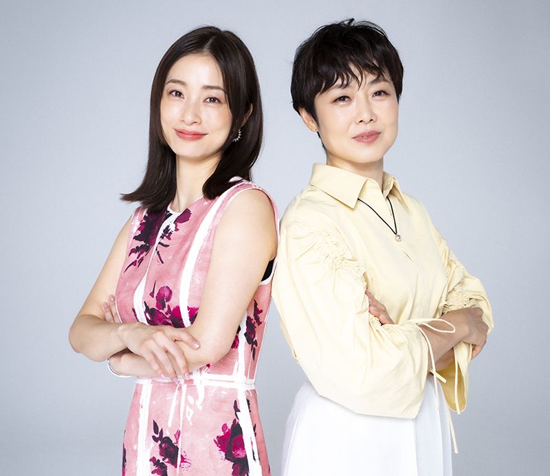 ニュースキャスター、ジャーナリストと市谷裕美を演じた上戸氏。ニュースキャスターっぽい雰囲気の1枚　Ⓒ文藝春秋