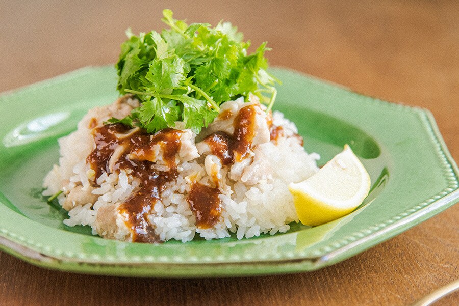 材料を入れたら、炊飯器にお任せ。刻みカオマンガイ。