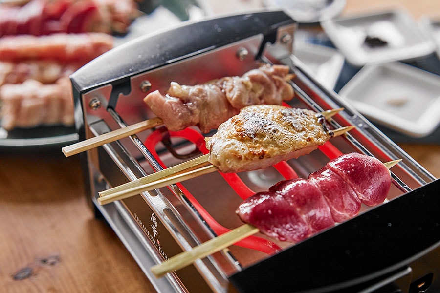 伊達鶏とはかた地どりの串20本のミールキットと鳥幸オリジナルの焼台セット 肉約435g、調味料、焼台 9,460円(税込)／ベランディング鳥幸