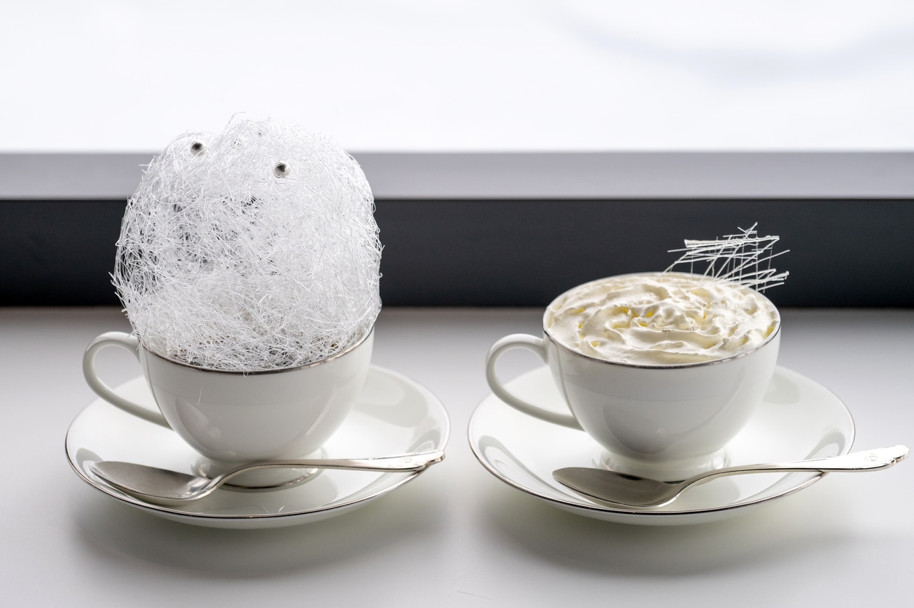 左から、霧氷をイメージした飴細工をのせた「霧氷コーヒー」900円、ふわふわのクリームの甘さで体がじんわり温まる「霧氷ミルクティー」700円。