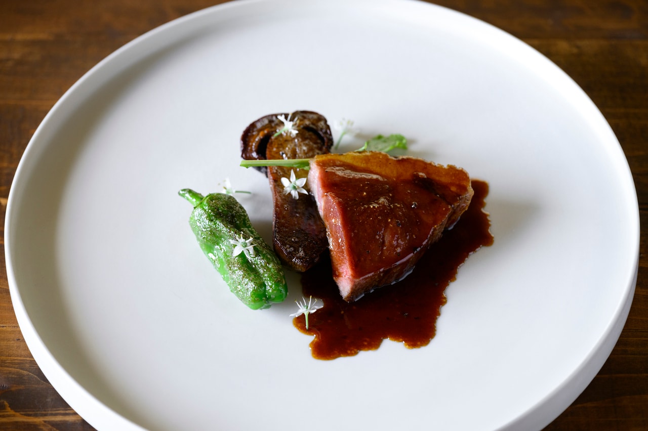 「猪のロティ」。畑の野菜と地元の山でとれた天然のキノコとともに盛り付け。