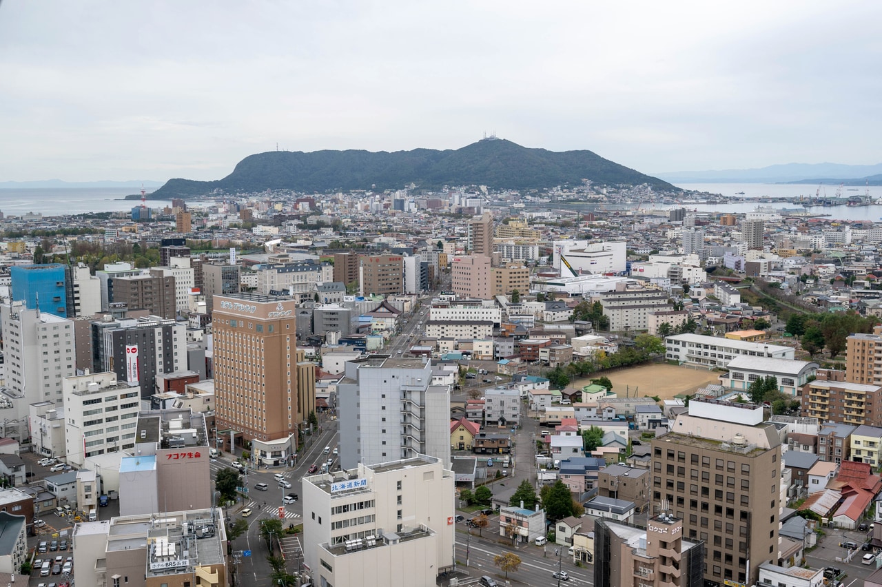 五稜郭タワーから望む函館山。函館の地形がよくわかる。©Takashi Shimizu