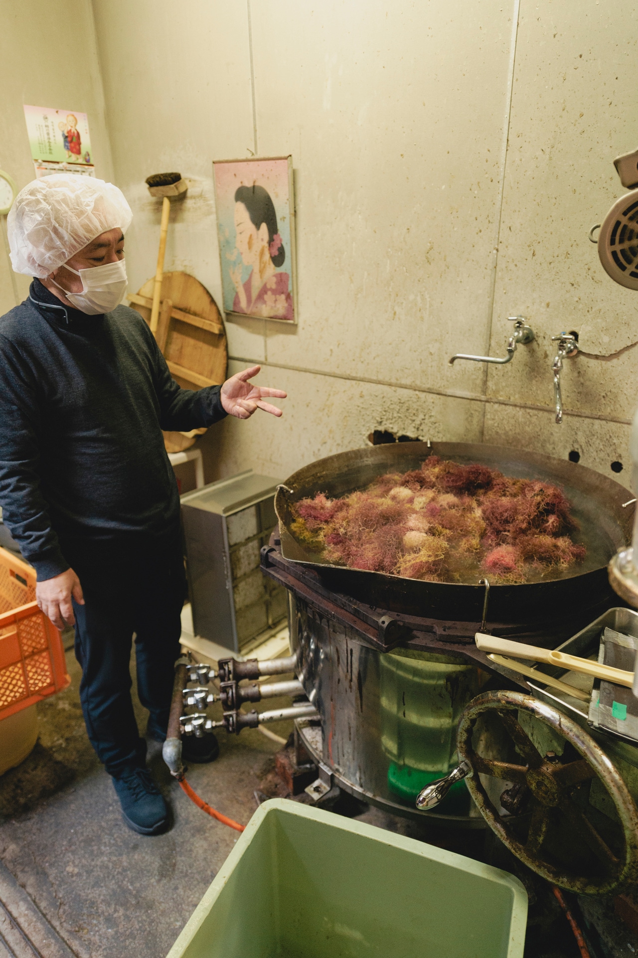 海藻を煮込む。昔は大鍋で煮込んでいたが、今は餡練器を使用している。