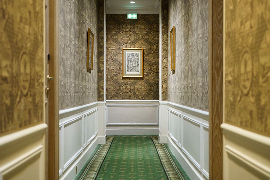 廊下はパリのモニュメントを描いた壁紙で覆われている。