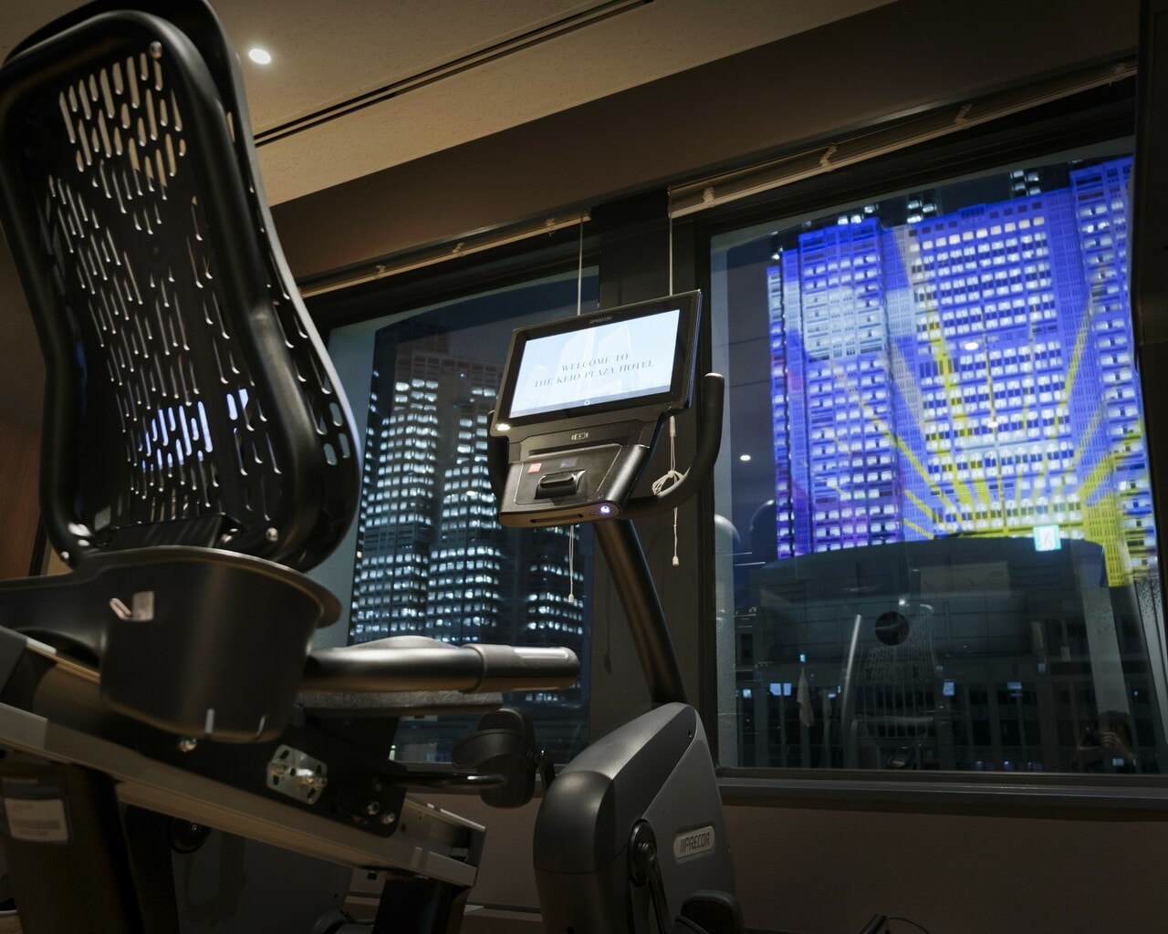 24時間、好きなときに利用できるフィットネスルーム。都庁舎のプロジェクションマッピングが目前に。