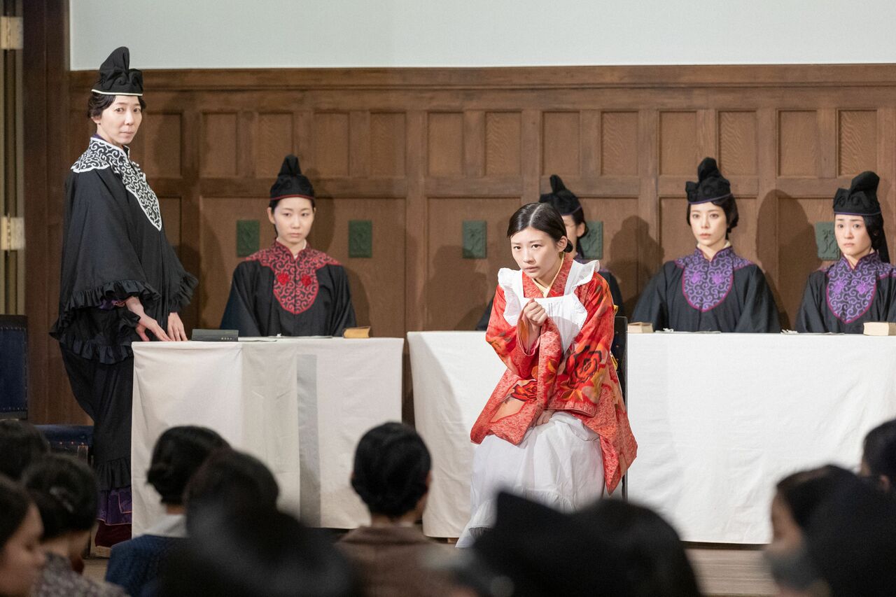 明律大学女子部による演劇のシーン　©NHK