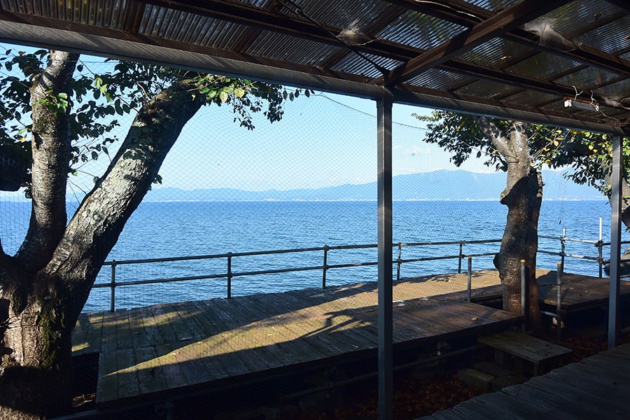 西のはずれに位置する湖上荘。テラスでの時間が心地いいです。