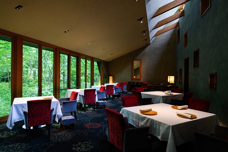 森のなかにたたずむ一軒家レストラン「ブレストンコート ユカワタン」。松本博史料理長による、華やかに心を弾ませるフランス料理が評判。
