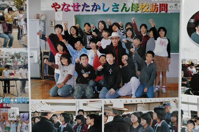 やなせたかしさんに手紙を書いたクラスの卒業アルバム。やなせさんとの楽しい思い出がまとまっている