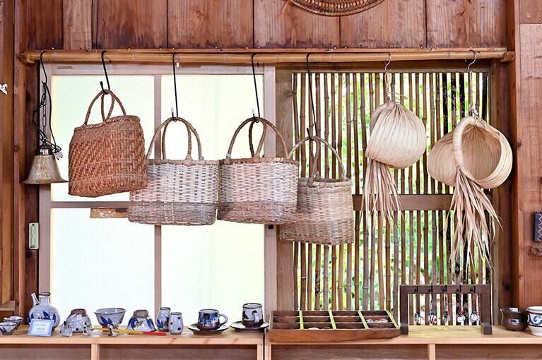 民具が並ぶ店内。
