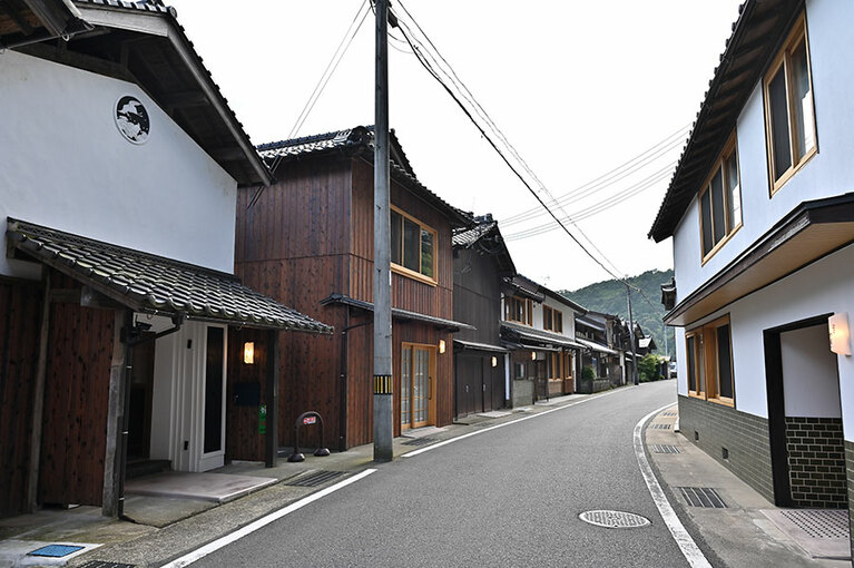 1棟貸しの舟屋が軒を連ね、小さな集落のような雰囲気。