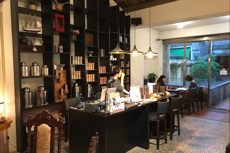 様々な台湾茶が並ぶフォトジェニックな木製棚。